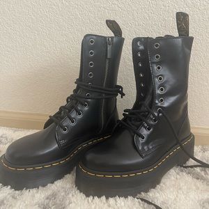 Selling brand new dr martens Jadon Hi, size 6 women, 5 men.